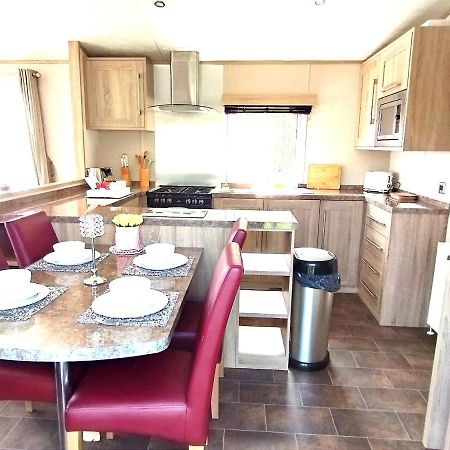 Sand Le Mere Holiday Village Caravan Hire Tunstall  Exterior foto