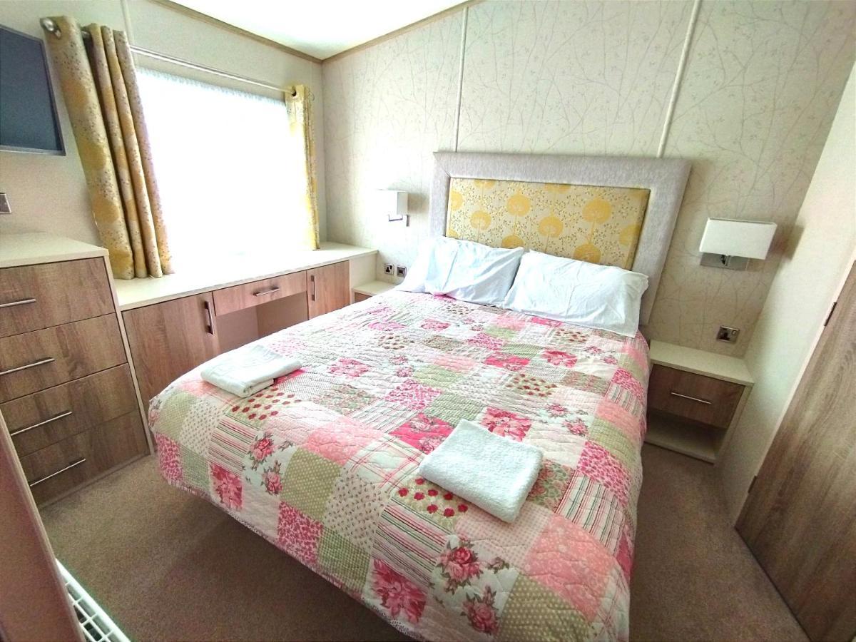 Sand Le Mere Holiday Village Caravan Hire Tunstall  Exterior foto