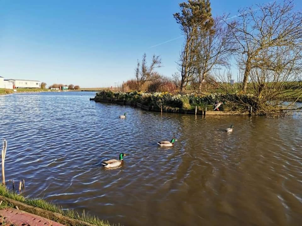 Sand Le Mere Holiday Village Caravan Hire Tunstall  Exterior foto